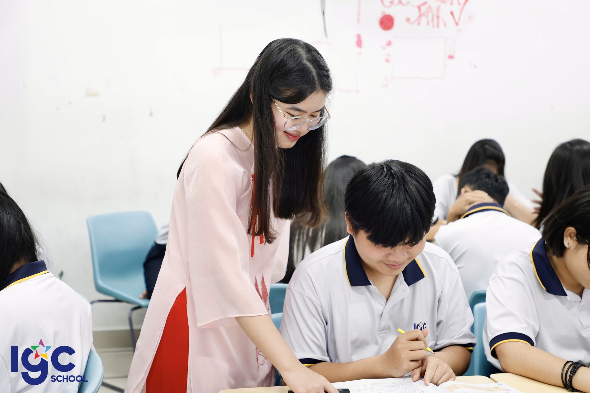 Hoạt động "Một ngày làm giáo viên" - Khi lòng biết ơn là món quà lớn nhất