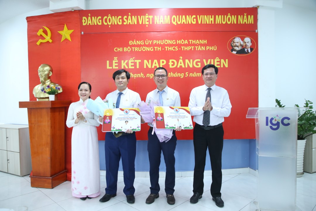Chi bộ Trường TH, THCS và THPT Tân Phú kết nạp đảng viên mới